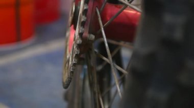 tekerlekli motosiklet tamir garajda