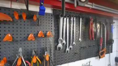 Çeşitli araçlar duvara organize