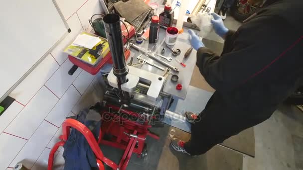 Mecánico de ingeniería automática que trabaja en el amortiguador de automóviles en el taller de servicio — Vídeos de Stock