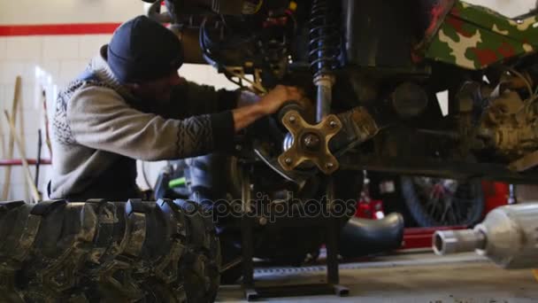 Reparação de ATV na garagem. Reparação de moto quad — Vídeo de Stock