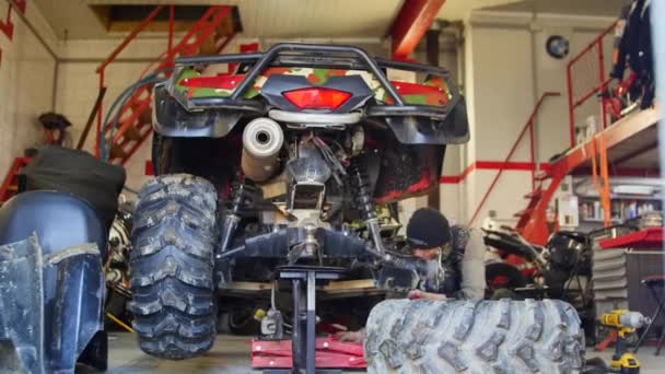 ATV ремонту в гаражі. Квадроцикл ремонту — стокове відео