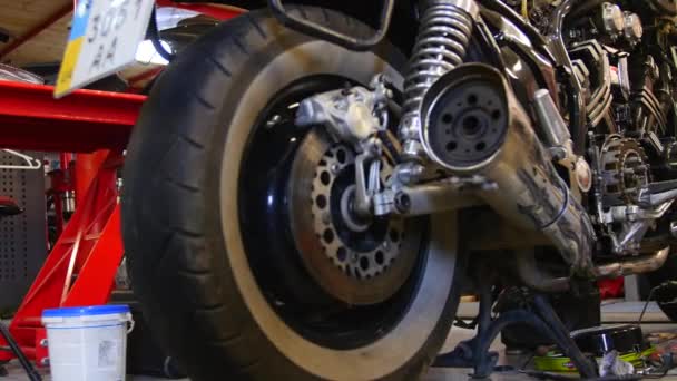 Wiel motorfiets reparatie in de garage — Stockvideo