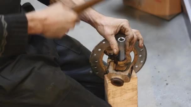 Technicien pour réparer le système de rupture dans l'atelier de service — Video