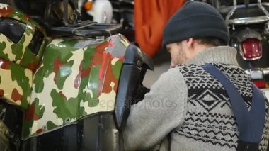 ATV onarım garajda. Quad Bisiklet tamir