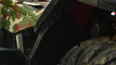 ATV onarım garajda. Quad Bisiklet tamir
