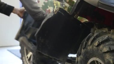 ATV onarım garajda. Quad Bisiklet tamir