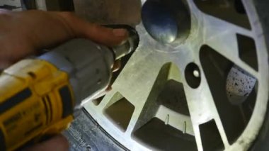 El motosiklet tamiri. Çekim portre
