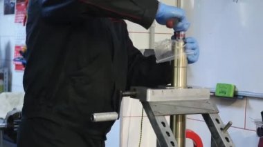 Araba amortisör hizmet atölyesinde çalışan otomatik mühendisi mekanik