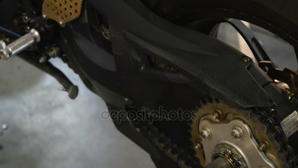 Motor des Motorrads in der Garage demontiert — Stockvideo