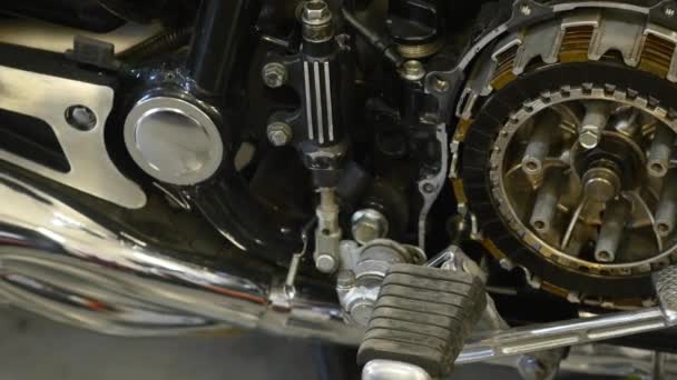 Gedemonteerde motor van de motorfiets in de garage — Stockvideo