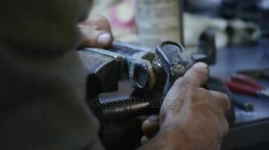 El motosiklet tamiri. Çekim portre