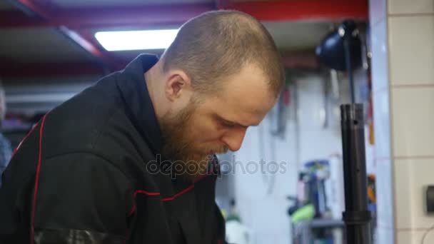 Mecánico de ingeniería automática que trabaja en el amortiguador de automóviles en el taller de servicio — Vídeo de stock