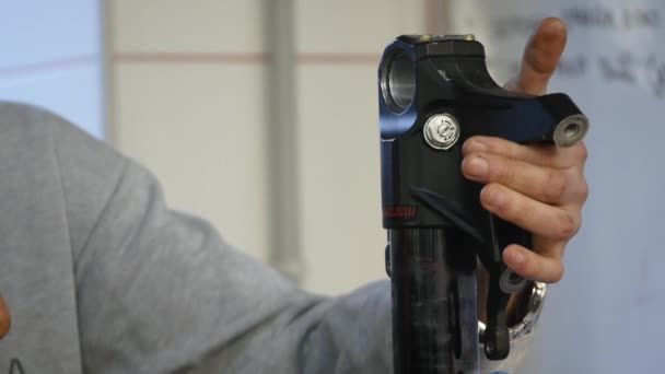 Ingenieur automonteur bezig met auto schokdemper in service werkplaats — Stockvideo