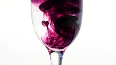 Beyaz arka plan üzerinde su akan renk mürekkep