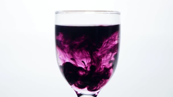 Couleur Encre coulant dans un verre d'eau sur fond blanc — Video