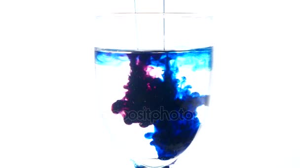 Tinta azul roja en vaso de agua — Vídeo de stock