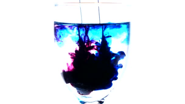 Encre bleue rouge dans un verre d'eau — Video