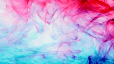 Beyaz arka plan üzerinde su akan renk mürekkep