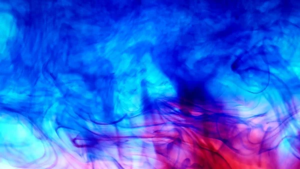 Bunte Farbtropfen spritzen unter Wasser im Wasserbecken — Stockfoto