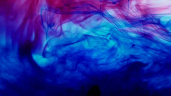 Fondo colorido brillante Azul y rojo Colores de tinta líquida que se mezclan en agua — Foto de Stock