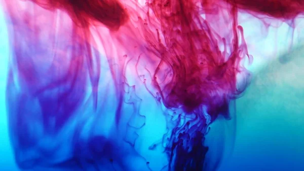 Luminoso sfondo colorato Blu e rosso Colori inchiostro liquido miscelazione in acqua — Foto Stock