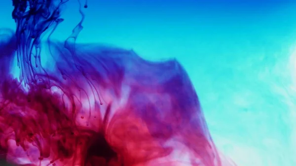 Fundal luminos colorat Albastru și roșu Culori de cerneală lichidă amestecate în apă — Fotografie, imagine de stoc