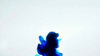 Mavi renk sıvı su hareketi içinde