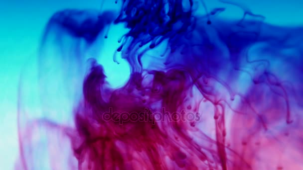Πολύχρωμο ζωγραφική μελάνι σταγόνες Splash στην υποβρύχια στην πισίνα νερό — Αρχείο Βίντεο