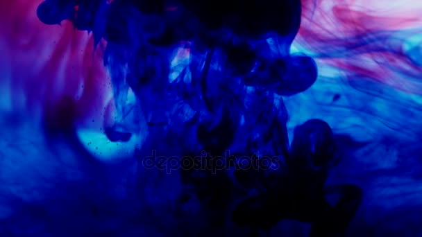 明亮的彩色背景蓝色和红色液体油墨混合水中的颜色 — 图库视频影像