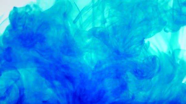 Liquide abstrait de couleur bleue dans le mouvement de l'eau 