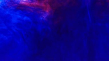 Parlak renkli arka plan mavi ve kırmızı sıvı mürekkep renkleri suya karıştırma