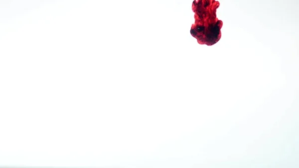 Tinta vermelha na água. Abstrato — Fotografia de Stock