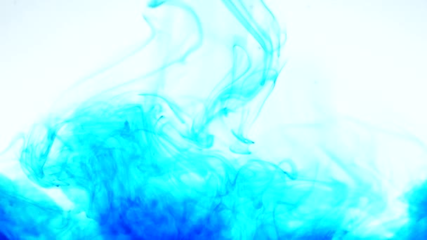 在水中传播的蓝色墨水 — 图库视频影像