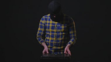 Karanlığın içinde bir bıçakla maskeli suçlu. Düşük anahtar spot ışığı ile filme