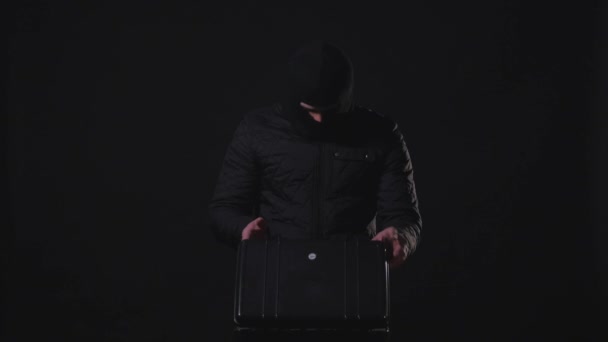 Ein Mann mit schwarzer Maske und einem Messer in der Hand. Terrorismuskonzept — Stockvideo