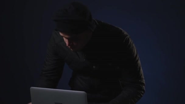 Un criminel masqué avec un couteau dans les ténèbres. Filmé avec projecteur discret 