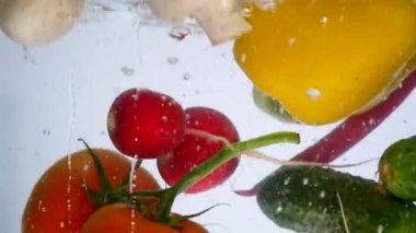 Karışık sebze suya ilave edin. Dolmalık biber, domates, salatalık ve turp