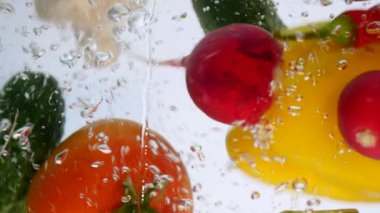 Karışık sebze suya ilave edin. Domates, turp ve salatalık