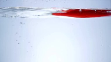 Karışık sebze suya ilave edin. Dolmalık biber, domates, salatalık ve turp