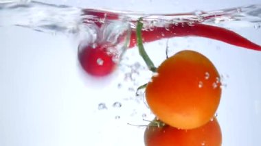 Karışık sebze suya ilave edin. Dolmalık biber, domates, salatalık ve turp