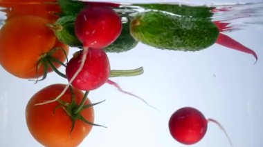 Karışık sebze suya ilave edin. Dolmalık biber, domates, salatalık ve turp