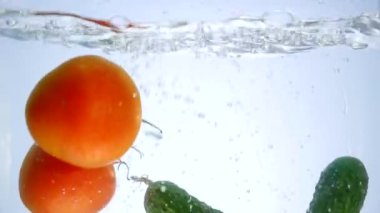 Karışık sebze suya ilave edin. Dolmalık biber, domates, salatalık ve turp