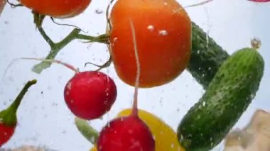 Karışık sebze suya ilave edin. Dolmalık biber, domates, salatalık ve turp