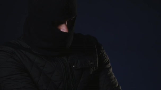 Maskeli bir adam elinde bir silah alır. Terörizm kavramı — Stok video