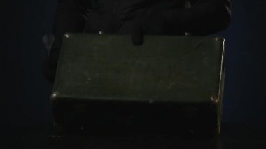 Maskeli bir durumda levye ile açılır.