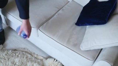 Sarhoş adam koltukta oturma. Divan, görüntüleri elinde şişe ile oturma odasında oturma genç sarhoş adam ağır çekimde alınır