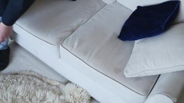 Sarhoş adam koltukta oturma. Divan, görüntüleri elinde şişe ile oturma odasında oturma genç sarhoş adam ağır çekimde alınır