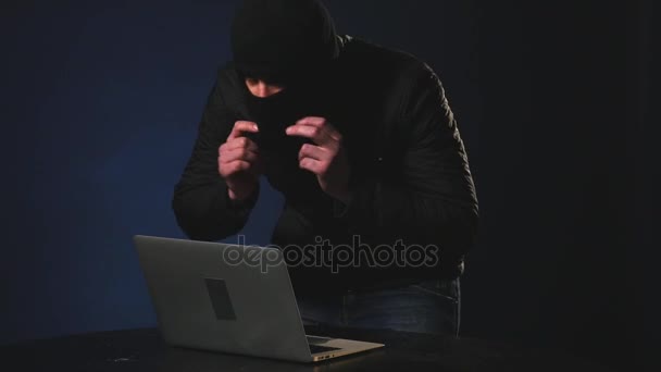 Κλοπή χάκερ που λειτουργεί με έναν φορητό υπολογιστή. Για το μεγάλο βίντεο και σχεδίου που περιλαμβάνει την εγκληματικότητα στον κυβερνοχώρο και κλέφτης — Αρχείο Βίντεο