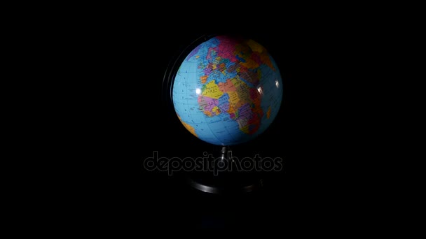 Nahaufnahme Globus rotierend auf schwarzem Hintergrund — Stockvideo