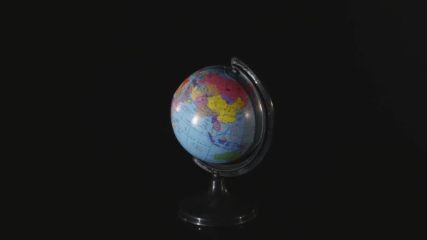 Primer globo girando sobre fondo negro — Vídeos de Stock